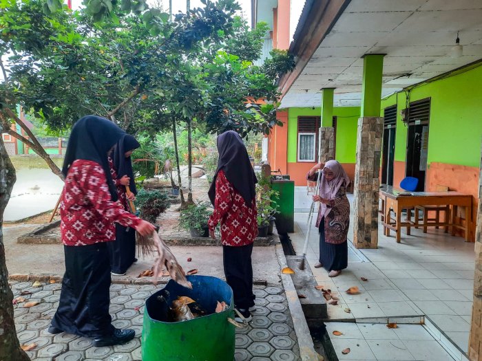 Kolaborasi Guru Piket dan Peserta Didik MTsN 1 Bungo Wujudkan Lingkungan Belajar yang Bersih dan Nyaman