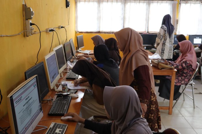 Matangkan Persiapan Menuju OMI Kabupaten 2026, Siswa MTsN 1 Batang Hari Intensifkan Bimbingan di Laboratorium Komputer
