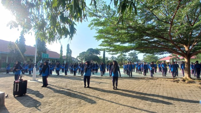 Sambut Akhir Pekan dengan Ceria, Siswa MAN 2 Bungo Semangat Ikuti Senam Pagi Sabtu Sambut Akhir Pekan dengan Ceria, Siswa MAN 2 Bungo Semangat Ikuti Senam Pagi Sabtu