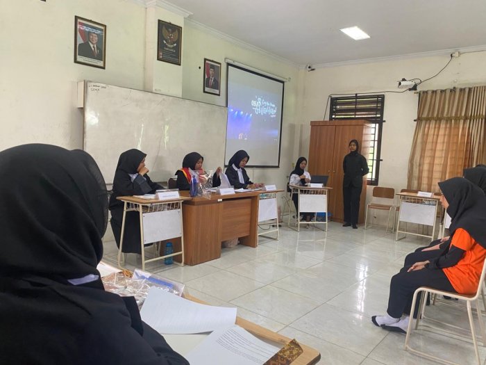 Kelas XII IIS 4 MAN 2 Kota Jambi Gelar Simulasi Sidang, Bukti Siswa Madrasah Siap Jadi Pemimpin Masa Depan! Kelas XII IIS 4 MAN 2 Kota Jambi Gelar Simulasi Sidang, Bukti Siswa Madrasah Siap Jadi Pemimpin Masa Depan!