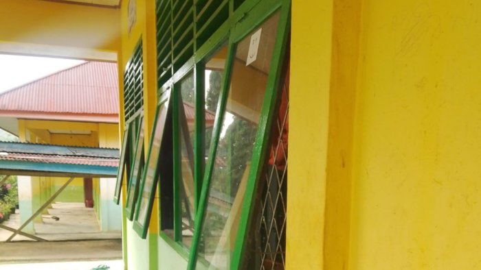 Masa Libur Dimaksimalkan untuk Perbaikan Fasilitas, Kusen dan Jendela Ruang Kantor MIN 4 Tebo Dicat Ulang Masa Libur Dimaksimalkan untuk Perbaikan Fasilitas, Kusen dan Jendela Ruang Kantor MIN 4 Tebo Dicat Ulang