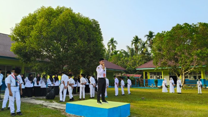 Waka Sarpras dan Humas MTsN 5 Tebo Jadi Pembina Upacara Senin, Ajak Siswa Tuluskan Hati untuk Belajar
