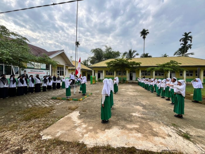 Disiplin dan Khidmat, Potret Siswa MIN 1 Muaro Jambi Saat Ikuti Upacara Bendera Senin 8Juni 2026