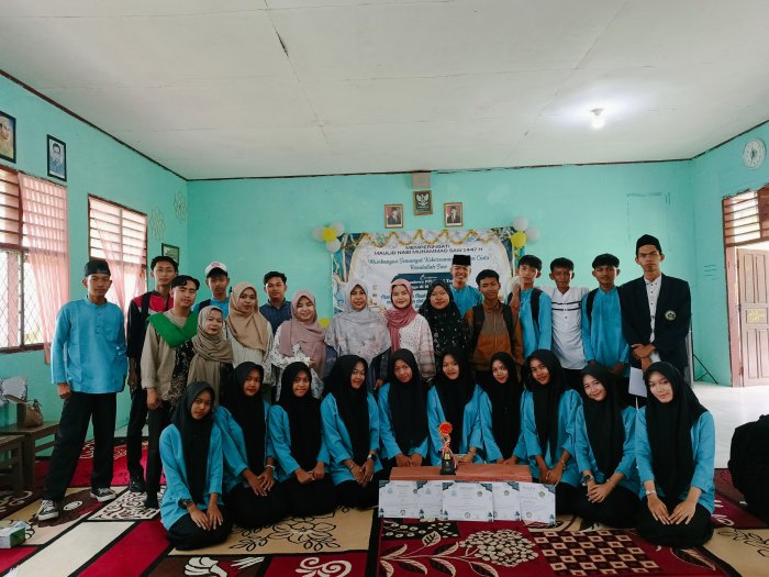 Senyum Wali Kelas XI D Tampak Terpancar saat Pengumuman Lomba Dalam Rangka Memperingati Maulid Nabi Muhammad SAW Senyum Wali Kelas XI D Tampak Terpancar saat Pengumuman Lomba Dalam Rangka Memperingati Maulid Nabi Muhammad SAW