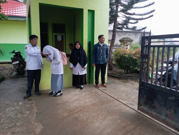 Dedikasi Guru Piket di Pagi Hari, Sambut Siswa dengan Sigap di Tengah Cuaca Mendung Dedikasi Guru Piket di Pagi Hari, Sambut Siswa dengan Sigap di Tengah Cuaca Mendung