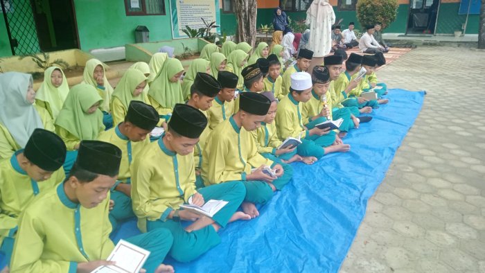 Yasinan Jumat MTsN 2 Bungo OSIM Bertugas, Siswa Mantapkan Diri Jelang Ujian Yasinan Jumat MTsN 2 Bungo OSIM Bertugas, Siswa Mantapkan Diri Jelang Ujian