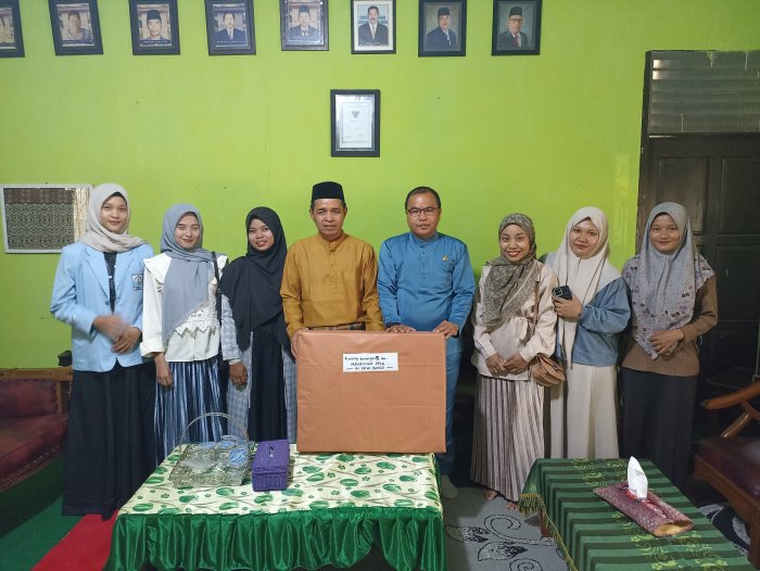 Mahasiswa PPLK IAI Berikan Kenang-Kenangan untuk MTsN 2 Bungo Mahasiswa PPLK IAI Berikan Kenang-Kenangan untuk MTsN 2 Bungo