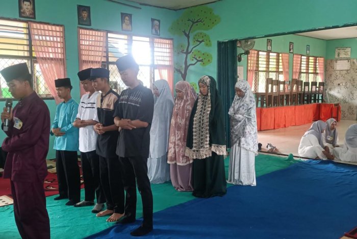 Lomba Sholat Jenazah Berlangsung Khidmat, Wali Kelas Aktif Dampingi Siswa MAN 2 Bungo Lomba Sholat Jenazah Berlangsung Khidmat, Wali Kelas Aktif Dampingi Siswa MAN 2 Bungo