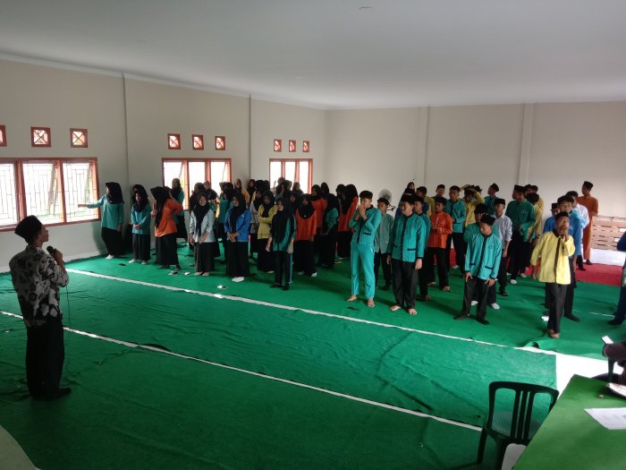 Semangat Sambut HUT RI ke-81, Siswa-Siswi MAN 1 Tanjung Jabung Timur Intensif Berlatih Paduan Suara