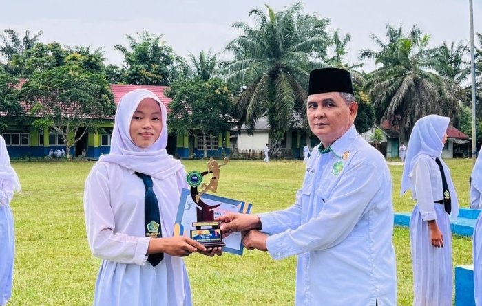 Kapten Voli Putri MTsN 5 Tebo Serahkan Trofi Juara I kepada Kepala Madrasah Kapten Voli Putri MTsN 5 Tebo Serahkan Trofi Juara I kepada Kepala Madrasah