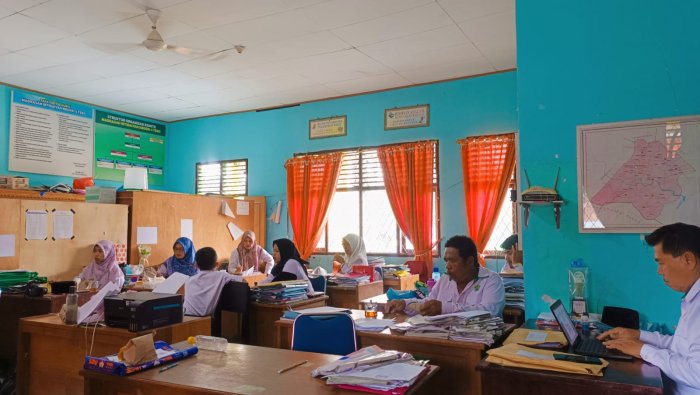 Guru MIN 4 Tebo Manfaatkan Waktu Pasca-ASAS untuk Penyelesaian Administrasi Guru MIN 4 Tebo Manfaatkan Waktu Pasca-ASAS untuk Penyelesaian Administrasi