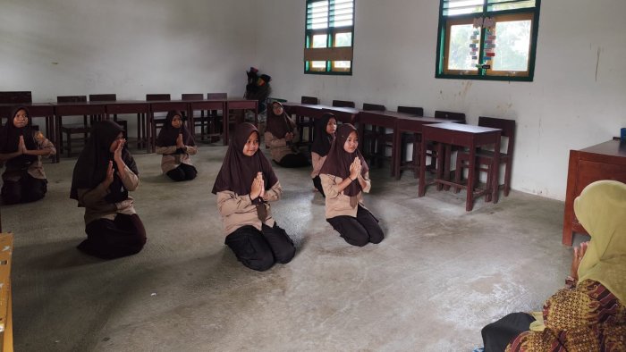 Siswi MIN 4 Tebo Mulai Latihan Tari Sekapur Sirih Jelang Penampilan di HUT Desa Jaya Mulya Siswi MIN 4 Tebo Mulai Latihan Tari Sekapur Sirih Jelang Penampilan di HUT Desa Jaya Mulya