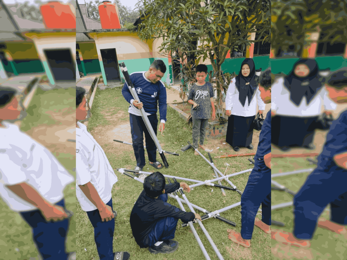 Pembina Pramuka MTsN 2 Bungo Pantau Pembuatan Gapura Pembina Pramuka MTsN 2 Bungo Pantau Pembuatan Gapura