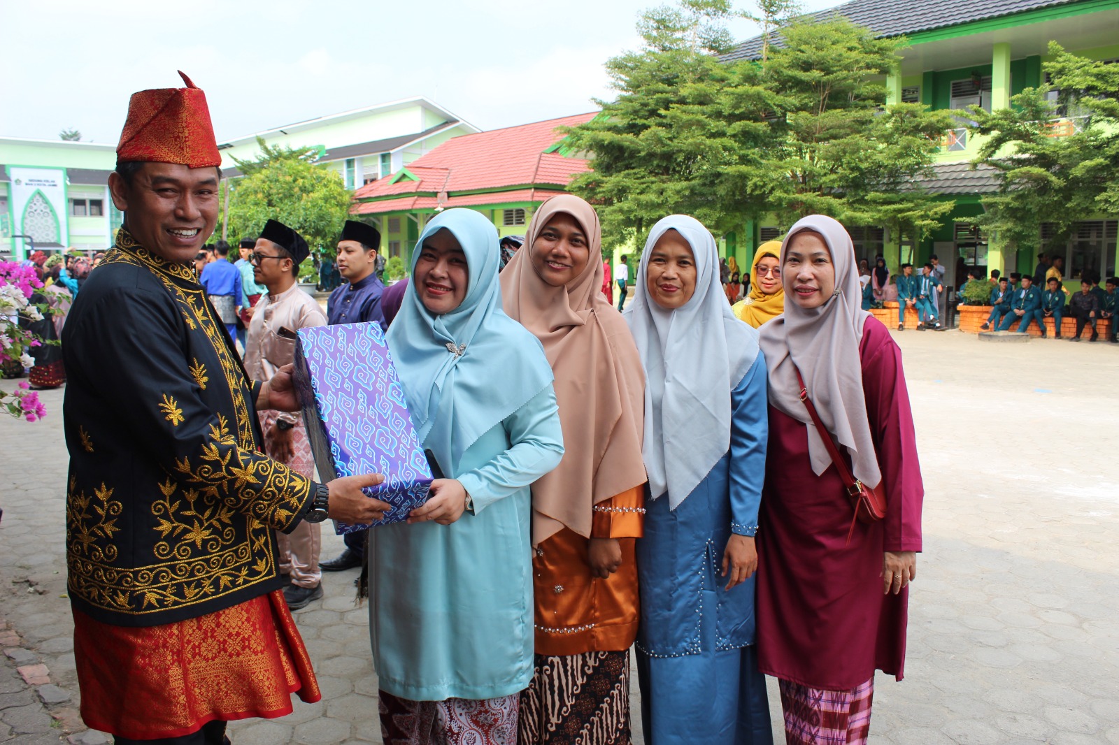 MAN 2 Kota Jambi Meriahkan HUT RI ke-79 dengan Rangkaian Perlombaan, Penyerahan Hadiah Jadi Puncak Kegiatan MAN 2 Kota Jambi Meriahkan HUT RI ke-79 dengan Rangkaian Perlombaan, Penyerahan Hadiah Jadi Puncak Kegiatan