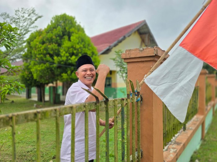 Semangat Kemerdekaan Mulai Berkibar, MTsN 1 Bungo Percantik Gerbang Madrasah dengan Umbul-Umbul Merah Putih Semangat Kemerdekaan Mulai Berkibar, MTsN 1 Bungo Percantik Gerbang Madrasah dengan Umbul-Umbul Merah Putih
