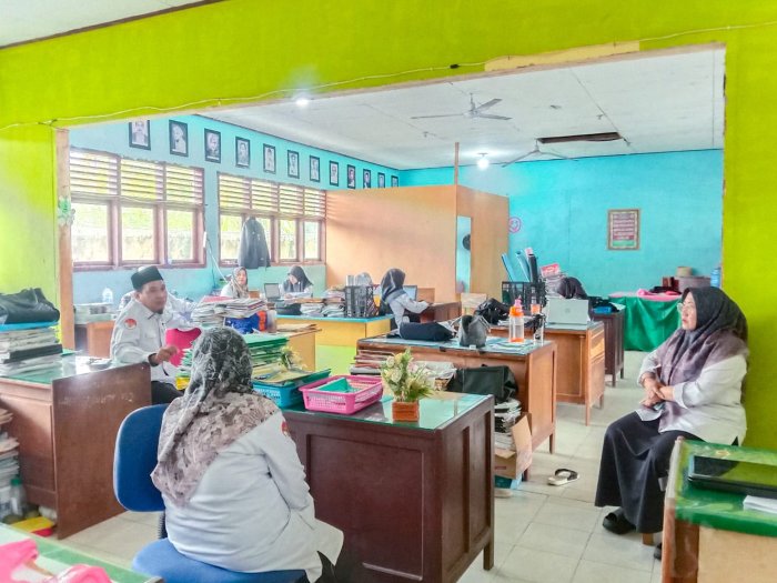Reuni Penuh Keakraban Majelis Guru MTsN 1 Bungo dengan Pengawas Madrasah Dr. Muhammad Sabli, M.Pd.I Reuni Penuh Keakraban Majelis Guru MTsN 1 Bungo dengan Pengawas Madrasah Dr. Muhammad Sabli, M.Pd.I