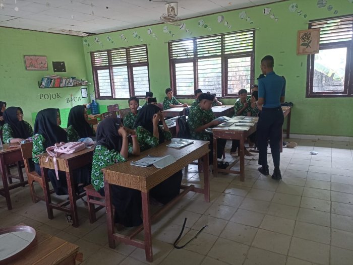 SPAN Padang Kenalkan Dunia Penerbangan kepada Siswa MTsN 2 Bungo SPAN Padang Kenalkan Dunia Penerbangan kepada Siswa MTsN 2 Bungo