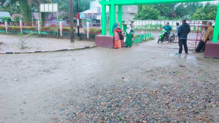 Setiap Pagi, Bapak Ibu Guru MIN 3 Tebo Berdiri di Gerbang Sekolah, Sambut Kedatangan Siswa dengan Hangat
