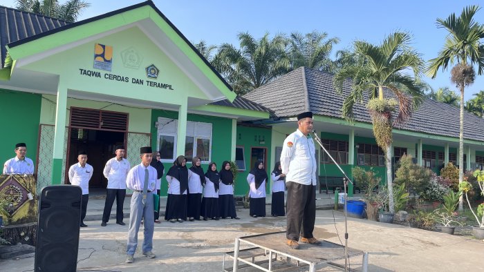 Upacara Bendera MAN 1 Tanjung Jabung Timur Hadirkan Kepala KUA Rantau Rasau sebagai Pembina