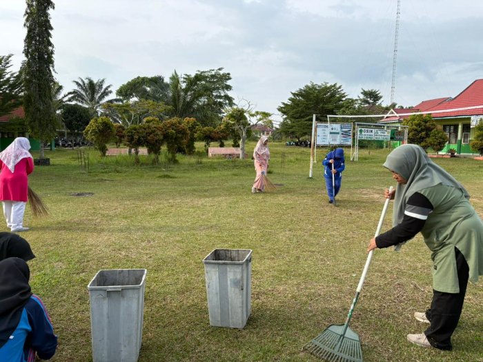 Kepala MAN 2 Bungo Bersama Guru Laksanakan Gotong Royong Bersihkan Perkarangan Madrasah Kepala MAN 2 Bungo Bersama Guru Laksanakan Gotong Royong Bersihkan Perkarangan Madrasah