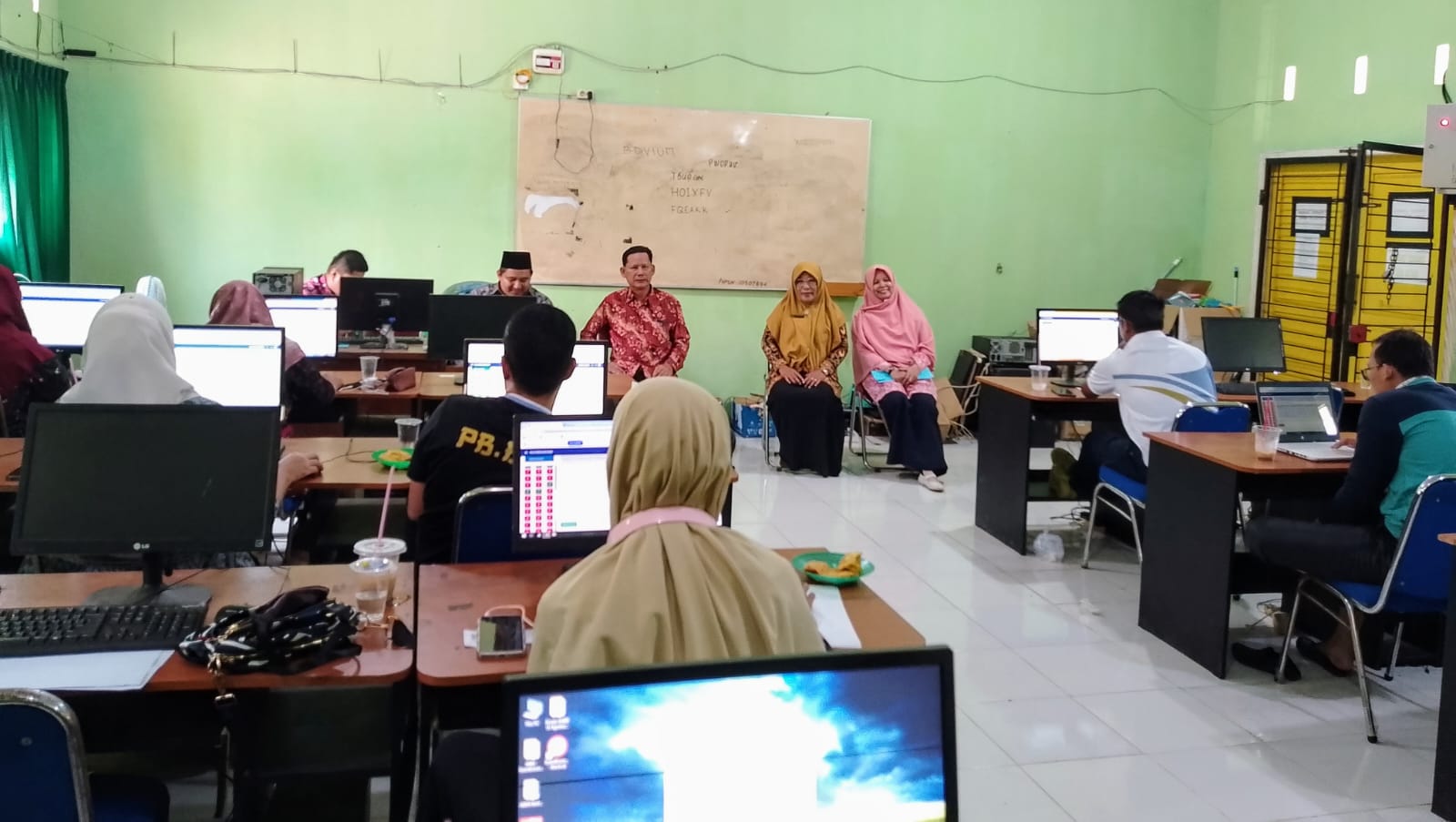 Pelaksanaan Survei Lingkungan Belajar di MAN 1 Kota Jambi Berjalan Lancar Pelaksanaan Survei Lingkungan Belajar di MAN 1 Kota Jambi Berjalan Lancar