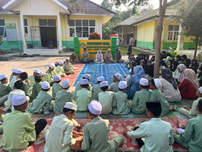 Momen Syahdu Siswa MIN 1 Muaro Jambi Saat Pembiasaan Baca Surah Yasin