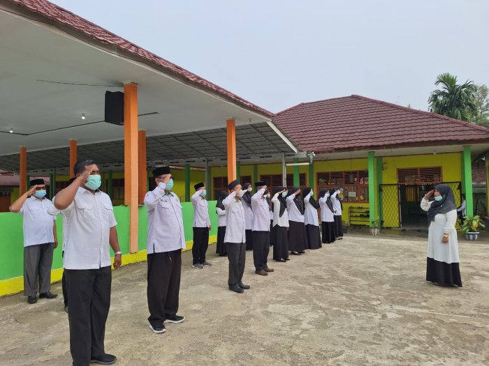 MTsN 1 Tebo Tetap Gelar Apel Pagi di Tengah Kabut Asap MTsN 1 Tebo Tetap Gelar Apel Pagi di Tengah Kabut Asap