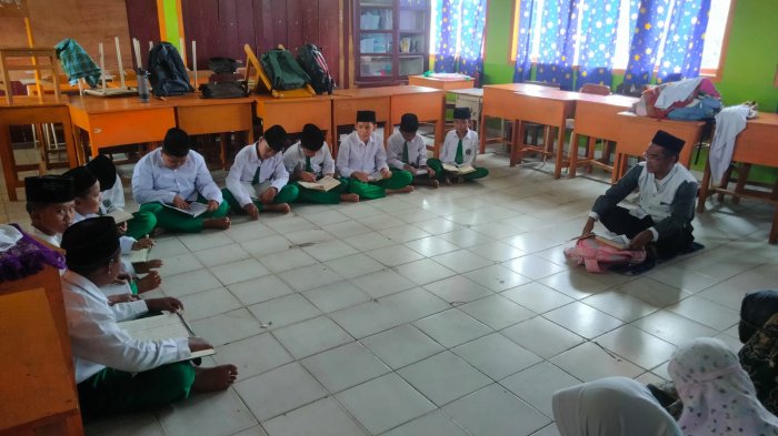 Bapak Rusdi Harpenas,S.Pd.I, Bikin Kegiatan Mengaji Pasca-KBM Lebih Menarik dengan Lagu Bacaan Al-Quran