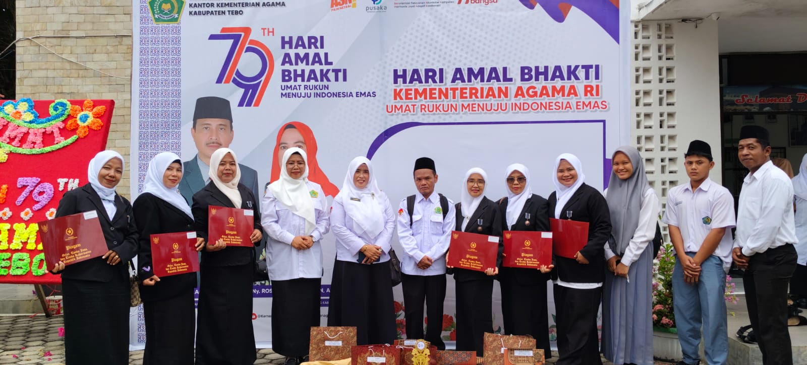SELAMAT â€¦!  8 GURU MAN 2 TEBO  TERIMA PENGHARGAAN SATYA LENCANA KARYA SATYA