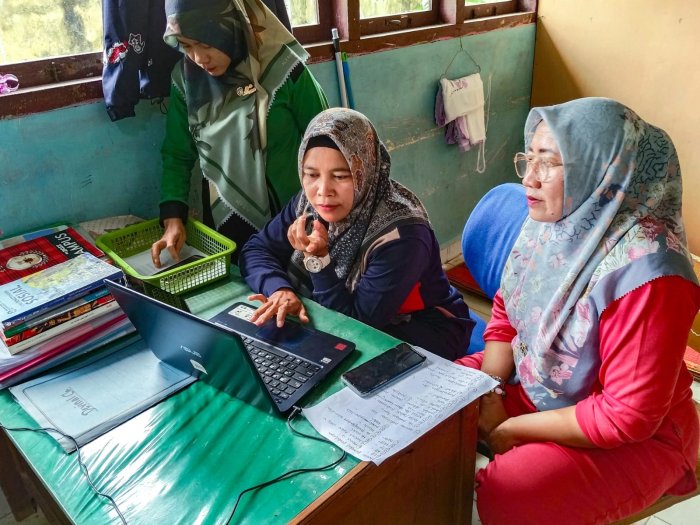 Wujudkan Core Value Kompeten, Guru MTsN 1 Bungo Saling Membantu Dalam Penyusunan SKP Triwulan 3 Wujudkan Core Value Kompeten, Guru MTsN 1 Bungo Saling Membantu Dalam Penyusunan SKP Triwulan 3