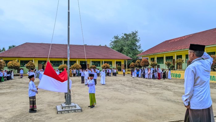 Suasana Halaman MIN 4 Tebo Penuh Semangat Oleh Mars Hari Santri yang Menggema Suasana Halaman MIN 4 Tebo Penuh Semangat Oleh Mars Hari Santri yang Menggema