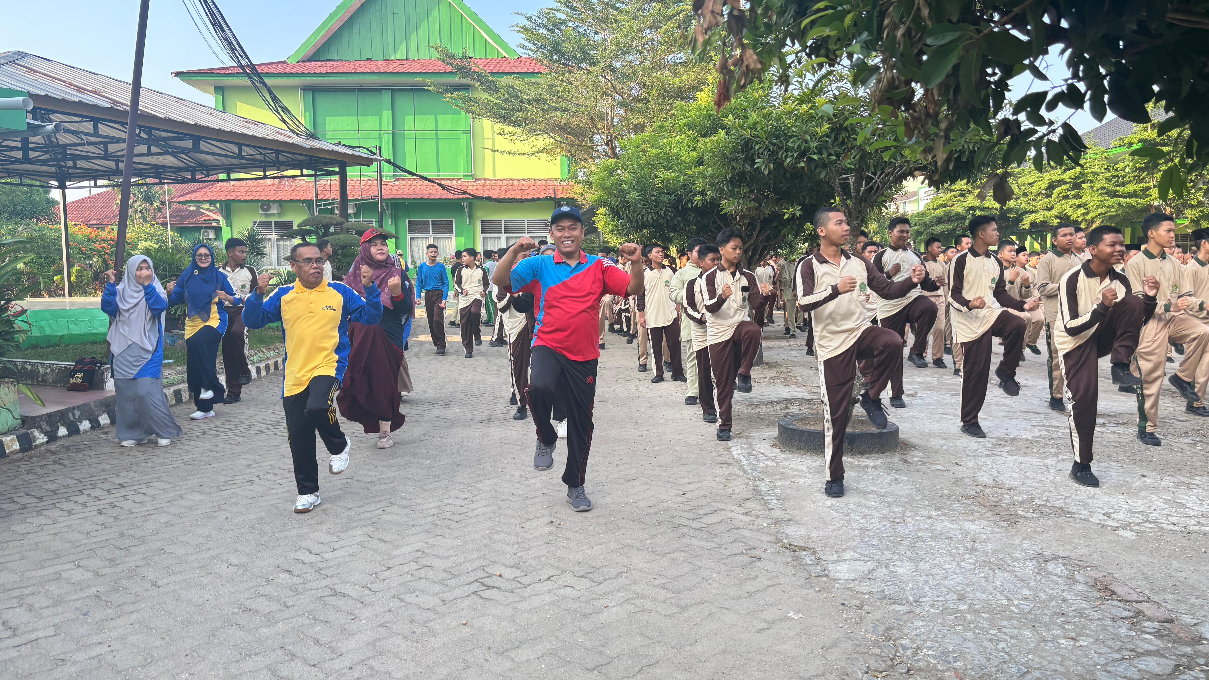 MAN 2 Kota Jambi Gelar Senam Sehat Bersama untuk Wujudkan Hidup Bugar dan Berkarakter