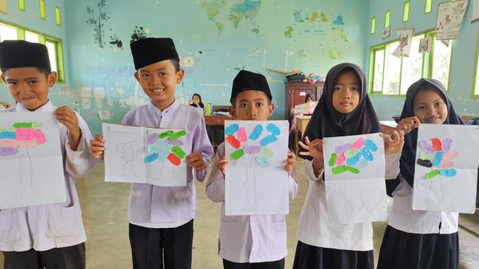 Serunya Membuat Pohon Kalimat Matematika di Kelas 3B MIN 4 Tebo