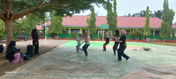 Guru MAN 2 Bungo Intensif Latih Seni Tari Kreasi, Persiapkan Siswa Hadapi KOMPAS 2026 Guru MAN 2 Bungo Intensif Latih Seni Tari Kreasi, Persiapkan Siswa Hadapi KOMPAS 2026