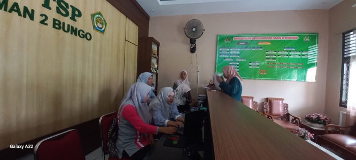 Kepala MAN 2 Bungo Pantau Persiapan Berkas Pencairan Tunjangan Profesi Guru Semester Genap 2025/2026 Kepala MAN 2 Bungo Pantau Persiapan Berkas Pencairan Tunjangan Profesi Guru Semester Genap 2025/2026