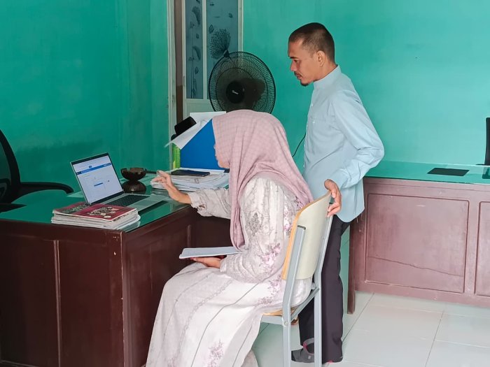 Staf TU MTsN 1 Bungo Susun Laporan Keuangan Secara Digital Melalui Aplikasi Staf TU MTsN 1 Bungo Susun Laporan Keuangan Secara Digital Melalui Aplikasi