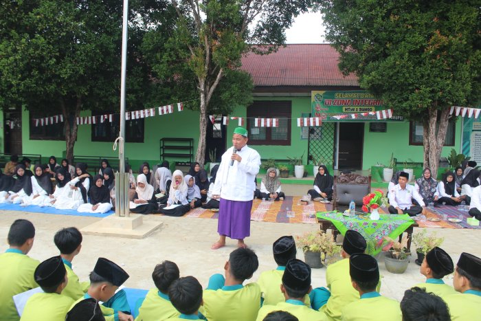 Peringati Maulid Nabi 1448 H, Keluarga Besar MTsN 2 Bungo Khidmat Simak Tausiyah Ustaz Fiqri