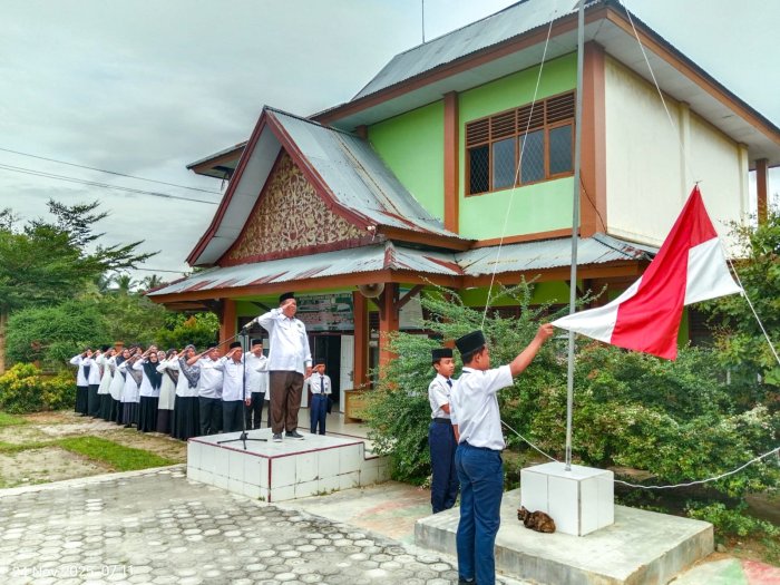 Trio Pengibar 8C Tampilkan Aksi Gemilang: Andrian, Sohib, dan Rehan Sukses Kibarkan Merah Putih di MTsN 1 Bungo Trio Pengibar 8C Tampilkan Aksi Gemilang: Andrian, Sohib, dan Rehan Sukses Kibarkan Merah Putih di MTsN 1 Bungo