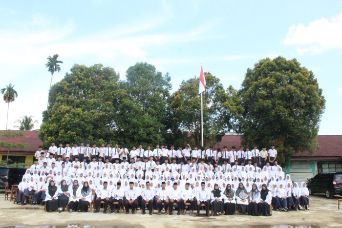 Ratusan Siswa Kelas IX MTsN 2 Bungo Gelar Foto Bersama Guru dan Angkatan di Lapangan Madrasah