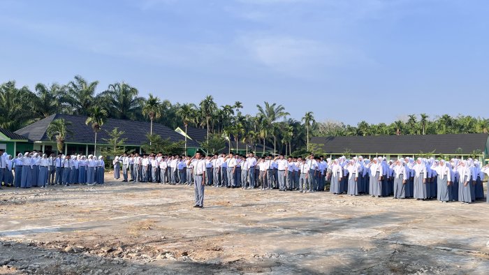 Semangat Tahun Ajaran Baru, Kepala MAN 1 Tanjung Jabung Timur Pimpin Apel Pagi Bersama Seluruh Warga Madrasah