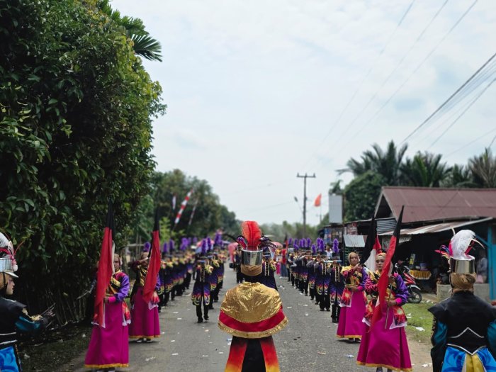 Semarak Pawai Pembangunan Muko-Muko Bathin VII, Barisan MTsN 1 Bungo Warnai Langit dengan Semangat One Piece
