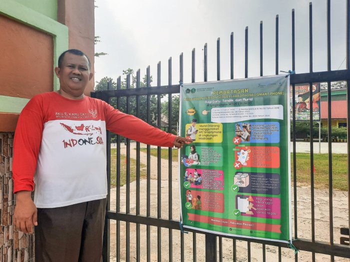 MTsN 1 Bungo Pasang Pamflet Pembatasan Penggunaan Handphone, Wujud Komitmen Ciptakan Lingkungan Belajar Kondusif MTsN 1 Bungo Pasang Pamflet Pembatasan Penggunaan Handphone, Wujud Komitmen Ciptakan Lingkungan Belajar Kondusif