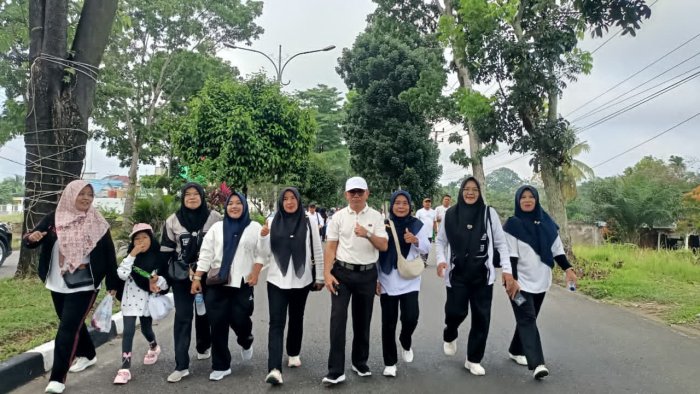 Jalan Santai Kerukunan Pererat Silaturahmi, Ka. TU MTsN 1 Bungo Tekankan Nilai Kebersamaan Jalan Santai Kerukunan Pererat Silaturahmi, Ka. TU MTsN 1 Bungo Tekankan Nilai Kebersamaan