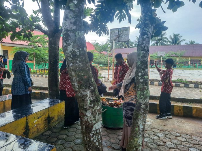 Guru Piket Ajak Peserta Didik Jaga Kebersihan Menjelang Proses Pembelajaran Dimulai