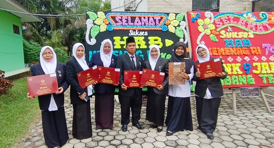 ENAM TENAGA PENDIDIK DAN ADMINISTRASI MTSN 5 TEBO TERIMA PENGHARGAAN KARYA SATYA LENCANA 10 TAHUN DARI PRESIDEN ENAM TENAGA PENDIDIK DAN ADMINISTRASI MTSN 5 TEBO TERIMA PENGHARGAAN KARYA SATYA LENCANA 10 TAHUN DARI PRESIDEN
