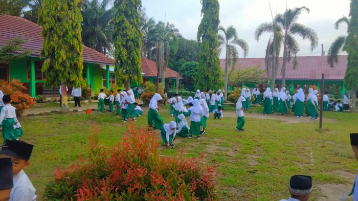 Semangat Kembali Belajar, Warga MIN 3 Tebo Gelar Gotong Royong Bersihkan Lingkungan Madrasah Semangat Kembali Belajar, Warga MIN 3 Tebo Gelar Gotong Royong Bersihkan Lingkungan Madrasah