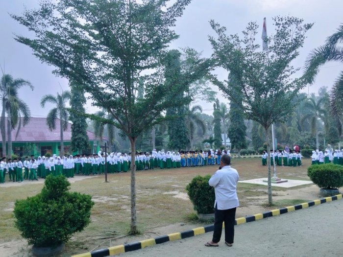 Cuaca Mendung Bukan Halangan, murid Tetap Laksanakan Pembiasaan Agama di Halaman MIN 3 TEBO