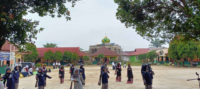 Siswa MTsN 2 Bungo Tampilkan Praktek Tari di Lapangan