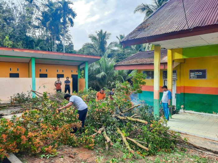 Dukung Program dan Konsep Ekoteologi, MTsN 1 Bungo Laksanakan Kerja Bakti