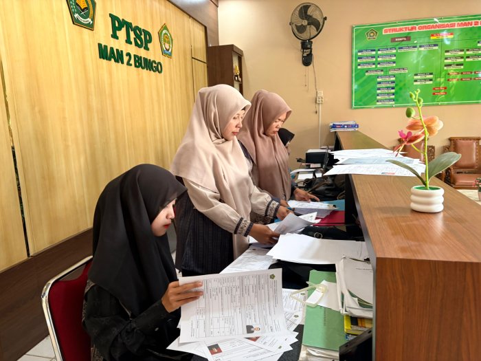 Tingkatkan Pelayanan Administrasi, Ibu Ida Kurniati Bersama Staf TU Siapkan Berkas Pencairan Sertifikasi Guru Tingkatkan Pelayanan Administrasi, Ibu Ida Kurniati Bersama Staf TU Siapkan Berkas Pencairan Sertifikasi Guru